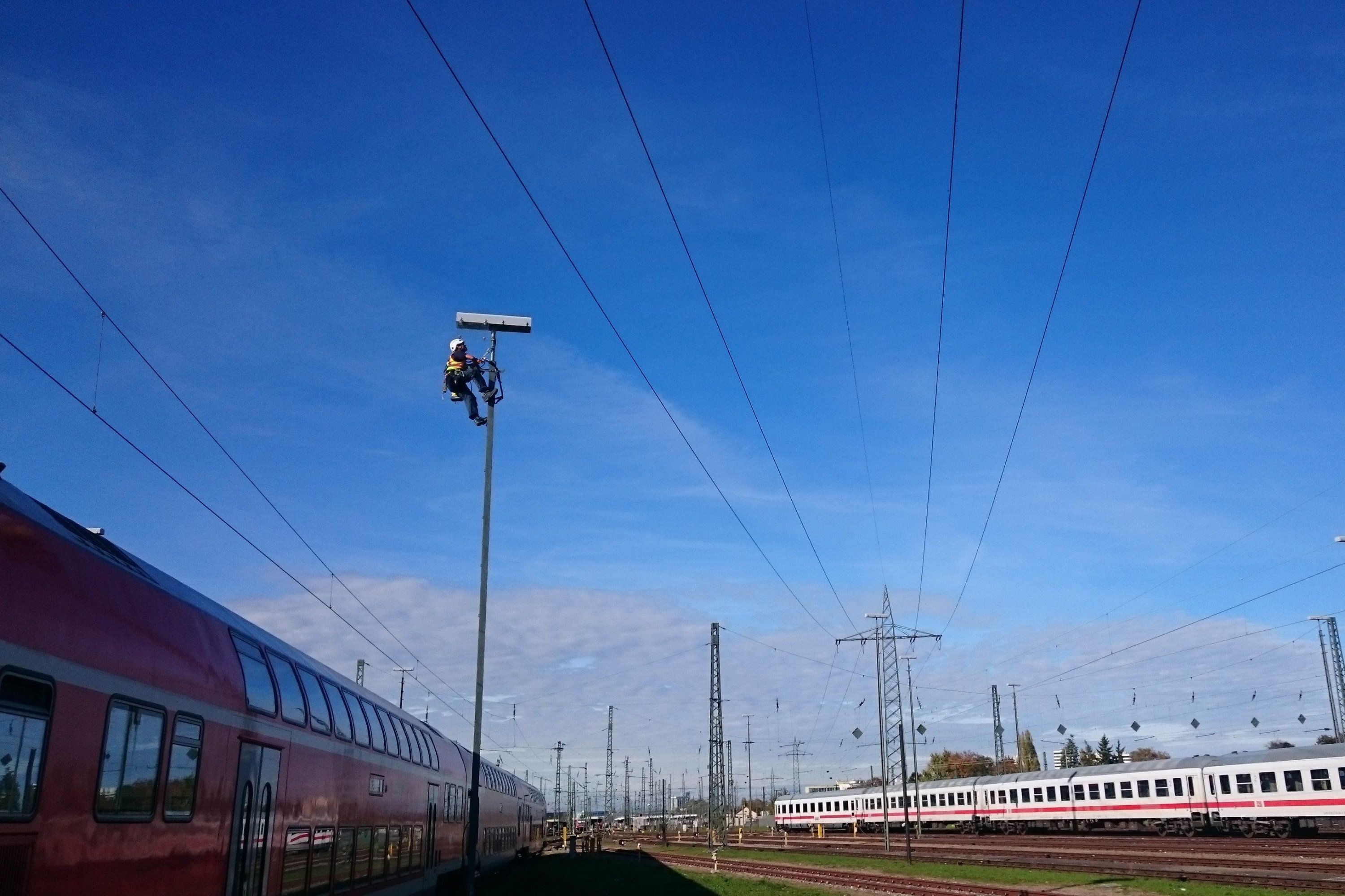 Industriekletterer an Leuchte  – Toprope