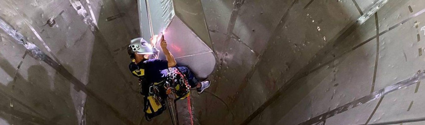 Kletterer mit Schweissmaske  – Toprope